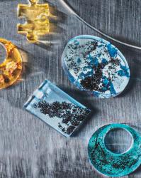 Kreativset für Schmuckherstellung mit Gießharz. Enthält verschiedene Formen und Farben von Harzstücken.