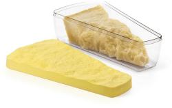 Käseblock in Form eines Dreiecks. Verpackung mit Aufschrift Parmesan Saver und Bildern von Käse.