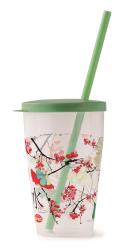 Transparente Trinkbecher mit grünem Deckel und Strohhalm. Bedeckt mit bunten Blüten- und Blattmustern. Schriftzeichen '水' auf der Vorderseite.