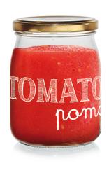 Glasjar mit roter Tomatensoße. Deckel aus Metall, Beschriftung mit dem Wort 'Tomato'.