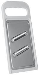Küchenreibe mit einem weißen Griff. Die Reibefläche ist aus glänzendem Metall.