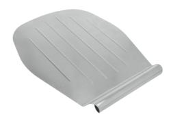 flache, silberne Backschaufel aus Metall. Breite oben, leicht gebogen. Rillen auf der Oberfläche.