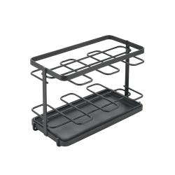schwarzer Metallregal mit zwei Ebenen. Oben Halterungen für Flaschen, unten Ablagefläche. Modernes, minimalistisches Design.