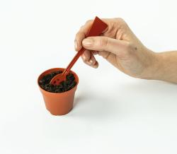 Mini-Gewächshaus in grün mit Pflanzen und Töpfen. Enthält Zubehör zum Pflanzen und Experimentieren.