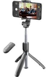 Smartphone auf einem Stativ mit Fernbedienung. Im Hintergrund sitzen drei Personen auf einem Sofa.