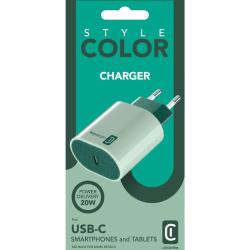 Grüner USB-Ladeadapter mit einem USB-C-Anschluss. Kompakte Form mit glatter Oberfläche.