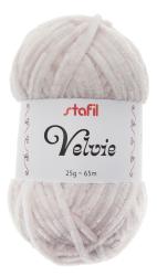 Helle, flauschige Wolle in einem runden Knäuel. Auf dem Etikett steht 'stafil Velvie', 25g und 65m.