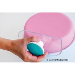 Ein transparenter Kunststoffbehälter mit einem runden, blauen Deckel. Es gibt eine Skala auf der Seite.