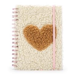 Notizbuch mit einer flauschigen, cremefarbenen Oberfläche. Ein braunes Herz ist auf der Vorderseite angebracht.