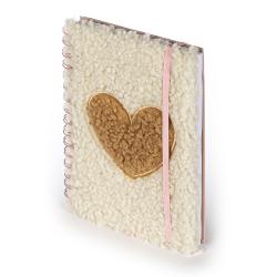 Notizbuch mit weichem, hellen Bezug und einem braunen Herz aus Filz. Mit rosa Gummiband zum Schließen.