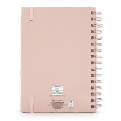 Rosa Spiralnotizbuch mit weichem Einband. Rückseite zeigt Herstellerinformationen.