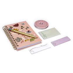 Ein rosa Notizbuch mit floralem Muster. Dazu ein goldener Stift und verschiedene Haftnotizen.