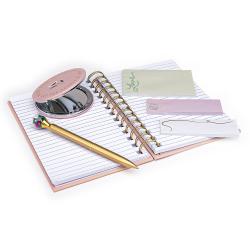 Ein Notizbuch mit spiralförmigem Rücken und linierten Seiten. Ein goldener Stift und ein runder Spiegel sind daneben.