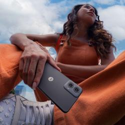 Smartphone mit Motorola-Logo auf dem Bildschirm. Modellbezeichnung moto g34 5G.