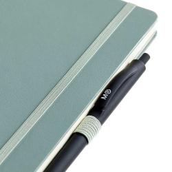 grünes Notizbuch mit elastischem Verschluss. Ein schwarzer Stift liegt daneben.