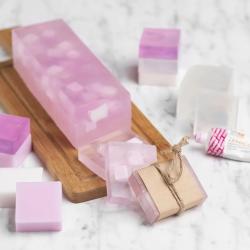 Transparente Seifenbasis in einem Kunststoffbehälter. Gewicht 1 kg, SLS-frei.