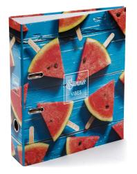 Ordner mit buntem Design von Wassermelonen auf blauer Holzoberfläche. Beschriftung 'Summer Vibes' auf der Vorderseite.