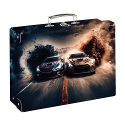 Koffer mit einem Design von zwei Rennwagen. Eine Seite zeigt einen blauen Wagen, die andere einen hellen Wagen. Staub und Rauch umgeben die Autos. Hintergrund mit Bergen.