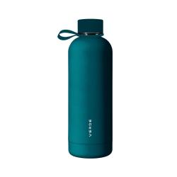 Wasserflasche in dunkeltuerkis mit schmalem Hals. Der Deckel hat eine Schlaufe zum Tragen.