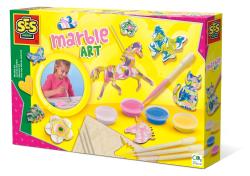 Bastelset für Marmorieren mit bunten Farben. Abgebildet sind verschiedene bemalte Figuren und ein Mädchen beim Malen.