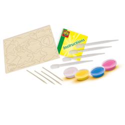 Bastelset für Marmorieren mit bunten Farben. Abgebildet sind verschiedene bemalte Figuren und ein Mädchen beim Malen.