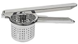 Edelstahl Kartoffelstampfer mit zwei langen Griffen. Der Kopf hat viele kleine Löcher.