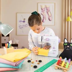 Nähmaschine in Weiß und Lila. Mehrere Sticharten und ein einfacher Bedienknopf.