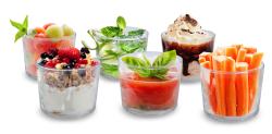 Sechs Gläser mit verschiedenen Snacks. Obst, Joghurt, Gemüse und Desserts.