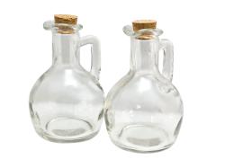 Zwei klare Glasflaschen mit Korken. Jede Flasche hat einen Henkel.