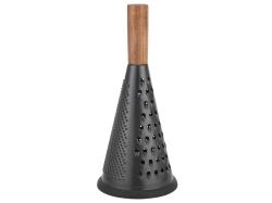 Schwarze Reibe in Kegelform mit Holzgriff. Oberfläche hat verschiedene Rillen und Löcher.
