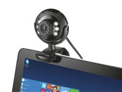 schwarze Webcam mit runder Form. In der Mitte ein Objektiv, umgeben von sechs LED-Lichtern. Ständer für stabile Position.