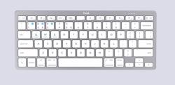 Silberne Tastatur mit weißen Tasten. Flaches Design, kompakt. Funktionstasten oben, Buchstabentasten in der Mitte.
