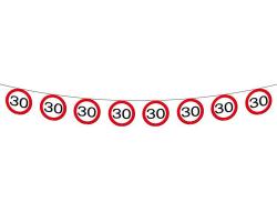 Eine Reihe von Verkehrszeichen mit der Zahl 30 in der Mitte. Die Zeichen sind rot umrandet und auf weißem Hintergrund.