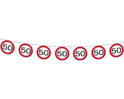 Eine Reihe von Verkehrsschildern mit der Zahl 50 in der Mitte. Rote Umrandung, weißer Hintergrund. Schilder hängen an einer Schnur.