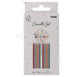 Bunte Geburtstagskerzen in verschiedenen Farben. Eine Kerze mit dem Schriftzug 'happy BIRTHDAY' ist dabei.