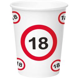 Weißer Pappbecher mit roten Kreisen. Auf den Kreisen steht die Zahl 18.