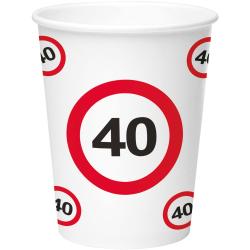 Weißer Pappbecher mit roten Verkehrsschild-Motiven. Die Zahl 40 ist in der Mitte jedes Schildes.