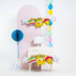 Bunte Geburtstagsdekoration. Elemente: zwei Sterne, ein Stück Kuchen, ein Geschenk mit goldener Schleife, ein Cupcake. Farben: Gelb, Pink, Blau, Weiß.