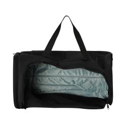 Schwarze Reisetasche mit Rollen und zwei Tragegriffen. Sie hat eine große Öffnung und zwei vordere Fächer.