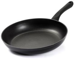 schwarze Pfanne mit flachem Boden und langem Griff. Die Oberfläche ist glatt und antihaftbeschichtet.