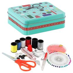 Bunte Nähbox mit verschiedenen Nähutensilien. Enthält Garnrollen, Schere, Knöpfe und Stecknadeln.