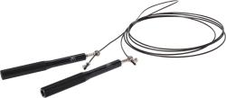 Schwarzes Springseil mit rutschfesten Griffen. Kabel ist dünn und flexibel.