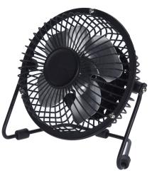 Schwarzer Tischventilator mit einem runden Gitter. Fünf Blätter im Inneren.