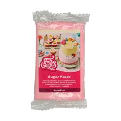 Paket mit rosa Zuckermasse für Tortendekoration. Auf der Verpackung sind bunte Torten und Kekse abgebildet.