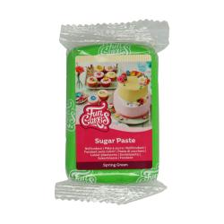 Grüne Zuckerpaste in Verpackung. Verwendung für Tortendekoration. Auf der Verpackung sind bunte Torten und Cupcakes abgebildet.