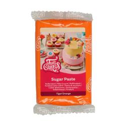 Paket mit orangefarbener Zuckerpaste. Auf der Verpackung sind dekorierte Kuchen abgebildet.