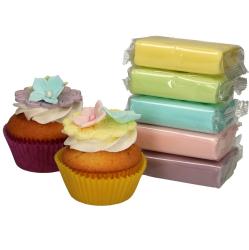 Packung mit vier verschiedenen Zuckerpasten in sanften Farben: gelb, grün, blau, rosa und lila. Verpackung mit Sichtfenster.