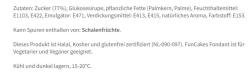 Verpackung für schwarzen, vorgerollten Zuckerteig. Abgebildete Hände formen Teig mit Ausstechformen. Holzplatte im Hintergrund.