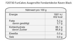 Verpackung für schwarzen, vorgerollten Zuckerteig. Abgebildete Hände formen Teig mit Ausstechformen. Holzplatte im Hintergrund.