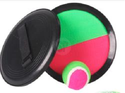 Schwarze Wurfplatte mit grünem und pinkem Filz. Eine kleine, runde, pink-grüne Ball. Ideal für Spiel und Spaß im Freien.